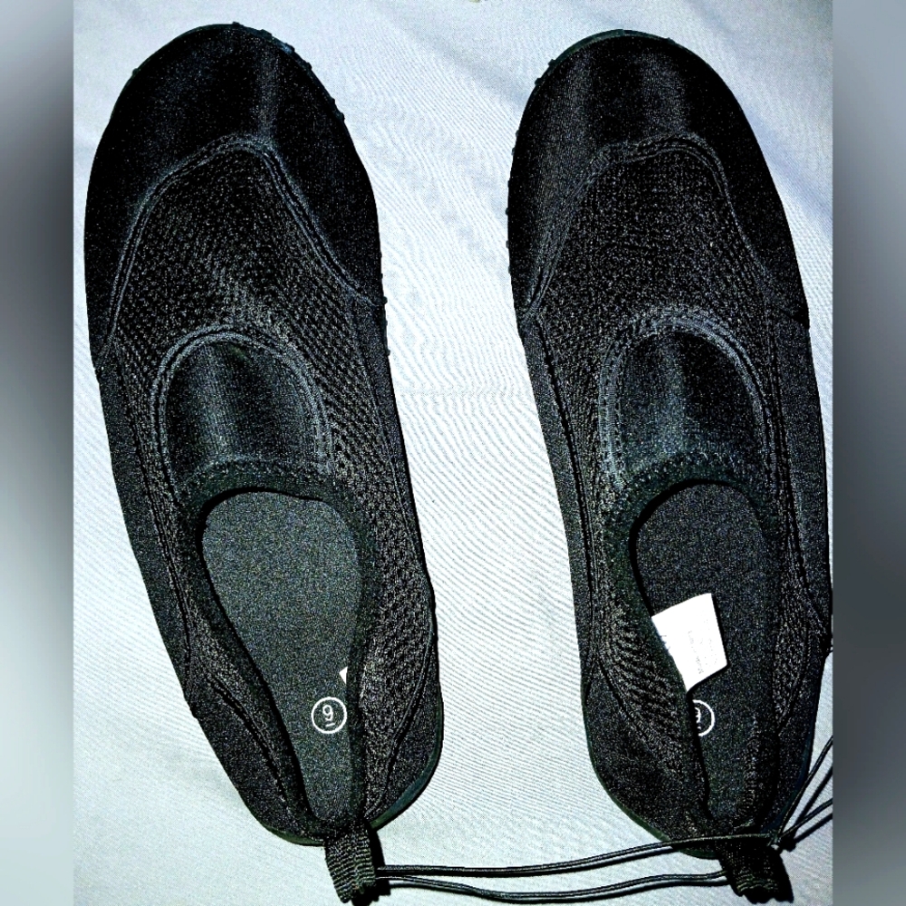 NWT Black Water Shoes Women's Size 9